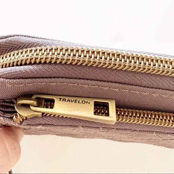 Travelon‎ RFID Wristlet - Picture 7 of 8